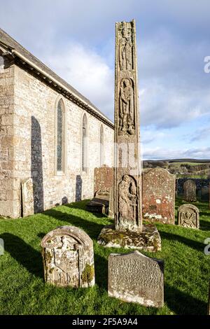 Il VII secolo croce anglosassone nel sagrato della chiesa di St Cuthberts chiesa a Bewcastle, Cumbria Regno Unito Foto Stock