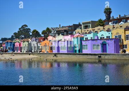 Paesaggio con vista panoramica sulla laguna del revival Mediterraneo colorato Corte Veneziana a Capitola Beach a Santa Cruz, California, Stati Uniti. Foto Stock