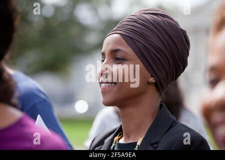26 settembre 2019, Washington, DC: LA congresswoman AMERICANA Ilhan Omar (D-MN), la congresswoman Barbara Lee (D-CA) e il congressman al Green (D-TX), parlano ad un raduno 'Impeach Trump', ospitato dai Democratici progressivi d'America, di fronte al Campidoglio degli Stati Uniti. Nella foto: Rep. Ilhan Omar (D-MN) sorridente. Foto Stock
