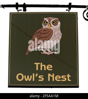 Tradizionale appeso pub cartello fuori l'ex 400 anni casa pubblica The Owl's Nest (ora un ristorante) Winchester Street, Andover, Hampshire, Regno Unito Foto Stock