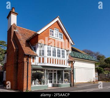 Il negozio al dettaglio Village, High Street, Milford-on-Sea, Lymington, New Forest, Hampshire, Inghilterra, Regno Unito Foto Stock