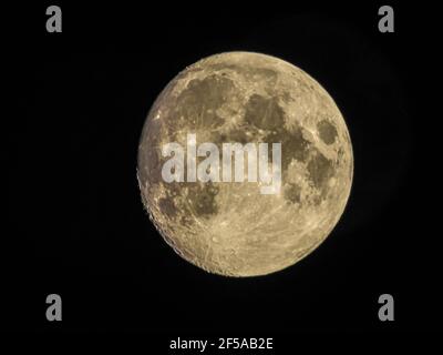 Luna della Terra che si illumina su sfondo nero Foto Stock