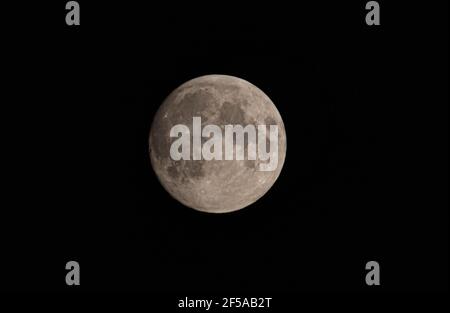 Luna della Terra che si illumina su sfondo nero Foto Stock