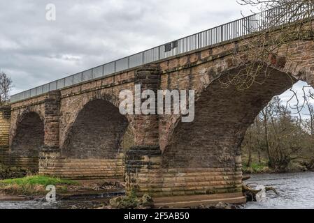 Gatehead, Irvine, Scozia, Regno Unito - 23 marzo 2021: Il Viadotto di Laigh Milton con i suoi tre archi e supporti si pensa sia il più antico pu sopravvissuto Foto Stock