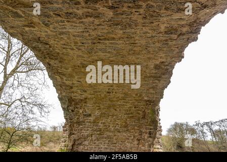 Gatehead, Irvine, Scozia, Regno Unito - 23 marzo 2021: Il Viadotto di Laigh Milton è considerato il più antico viadotto ferroviario pubblico sopravvissuto e la sua antica st Foto Stock