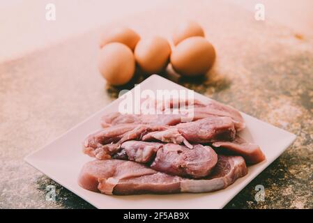 Alimenti sani ricchi di proteine animali, carne cruda e uova. Foto Stock