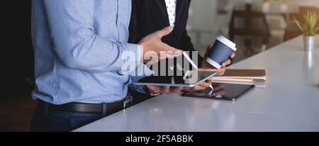 Group of Business MAN e Accountant che controllano i dati su tablet digitale per l'indagine sul conto di corruzione . Concetto di anticorruzione. Foto Stock