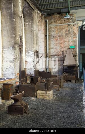 Incudine / incudine e fornaci / fornace storicamente utilizzato dai fabbri per fare catena e ancorare all'interno del cortile della smithery numero 1, presso Historic Dockyard / Dockyards, Chatham, in Kent. UK (121) Foto Stock