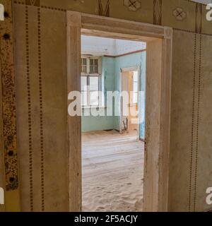 Vista in una camera blu al Kolmanskop tedesco - Kolmannskuppe Città fantasma in Namibia con gli edifici abbandonati nel Deserto del Namib Foto Stock