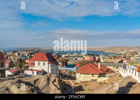 Bella vista della città portuale Luederitz - Luderitz nel sud della Namibia, Africa. Sfondo cielo blu con nuvole Foto Stock