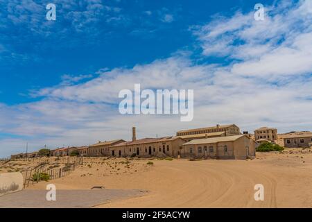 Città fantasma tedesca di Kolmanskop in Namibia con gli edifici abbandonati Nel deserto del Namib Foto Stock