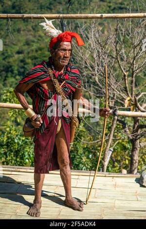 Capo maschile del villaggio vestito con abiti tradizionali, Mindat, Myanmar Foto Stock