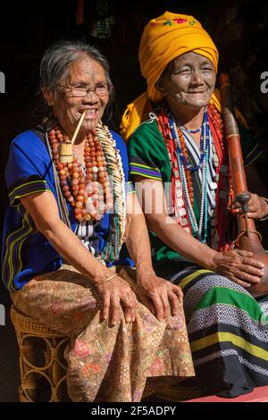 Due donne con facce tradizionali tatuate sorridenti, Mindat, Myanmar Foto Stock