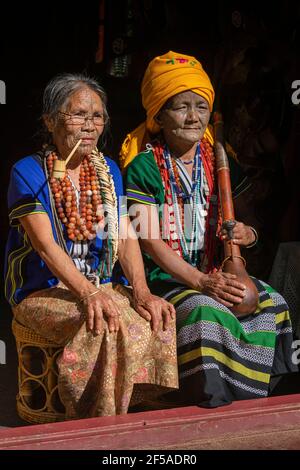 Due donne con facce tatuate tradizionali, Mindat, Chin state, Myanmar Foto Stock