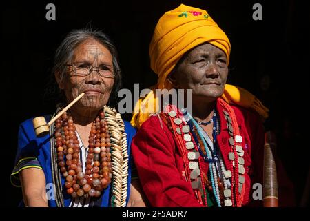 Due donne con facce tatuate tradizionali, Mindat, Chin state, Myanmar Foto Stock