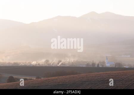 Terreni agricoli nel villaggio di Pribovce in Turiec, Slovacchia. Foto Stock