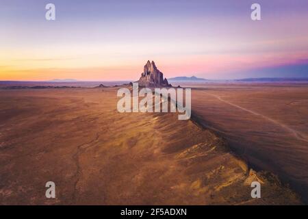 Shiprock montagna al tramonto luce dall'alto, New Mexico Foto Stock