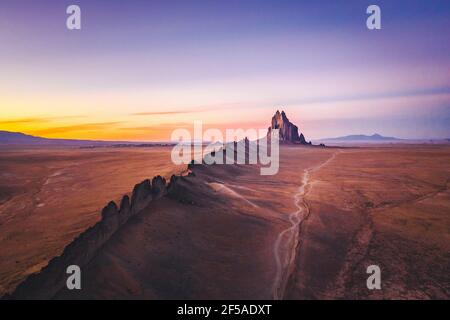 Shiprock montagna al tramonto luce dall'alto, New Mexico Foto Stock