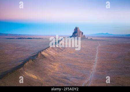 Shiprock montagna al tramonto luce dall'alto, New Mexico Foto Stock