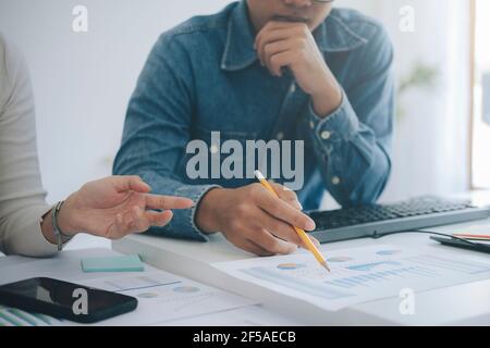 gli uomini d'affari si riuniscono per discutere dell'investimento. Foto Stock