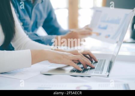 gli uomini d'affari si riuniscono per discutere dell'investimento. Foto Stock