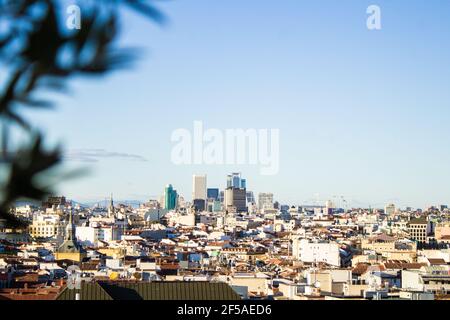 Spagna, Madrid, paesaggio urbano con via Alcala. Orizzontale Foto Stock