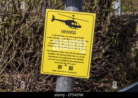 Un cartello informativo avverte dell'uso di pesticidi in elicottero a Rech, Germania Foto Stock