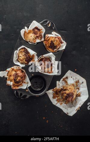 Deliziosi e salutari muffin al cioccolato con farinata d'avena e una tazza di tè Foto Stock