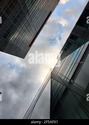 Vista ad angolo basso degli edifici in condizioni di tempo nuvoloso a bogotà, colombia Foto Stock