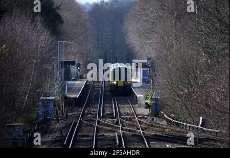 Un treno parte dalla stazione di Ash vale a Surrey in questo Foto scattata in un brillante giorno di marzo Foto Stock