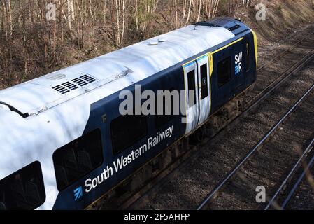 Un treno parte dalla stazione di Ash vale a Surrey in questo Foto scattata in un brillante giorno di marzo Foto Stock