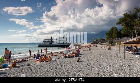 Vista da una spiaggia della città di Gagra, luglio di 2018, Abkhasia. Foto Stock