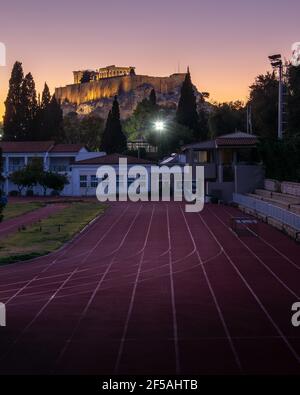 Pista da corsa di notte davanti all'Acropoli Foto Stock