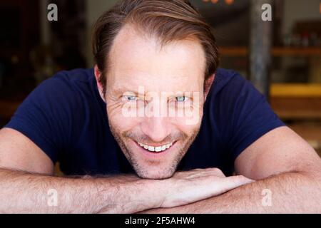 Primo piano ritratto di bell'uomo anziano sorridente Foto Stock