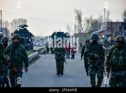 Kashmir, India. 25 Marzo 2021. I soldati dell'esercito indiano pattugliano sul luogo di un attacco da parte di sospetti militanti alla periferia di Srinagar.due membri della polizia della riserva centrale (CRPF) sono stati uccisi e due altri sono stati feriti in un sospetto attacco militante a Lapaypora, alla periferia della città di Srinagar. (Foto di Saqib Majeed/SOPA Images/Sipa USA) Credit: Sipa USA/Alamy Live News Foto Stock