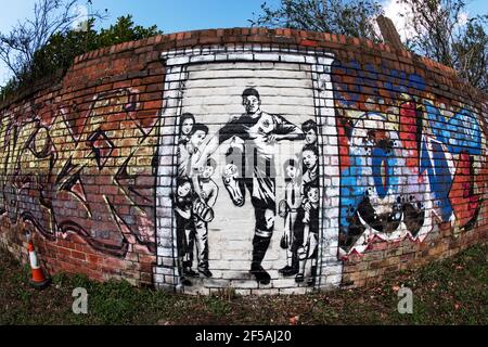 Un murale raffigurante Marcus Rashford che scende dalla porta di No10 Downing Street. Old Trafford, Manchester, Regno Unito. Foto Stock