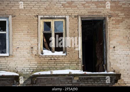 casa abbandonata. vetro rotto nelle finestre. alloggio di emergenza. Foto di alta qualità Foto Stock