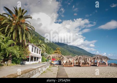 Vista da una spiaggia della città di Gagra, luglio di 2018, Abkhasia. Foto Stock