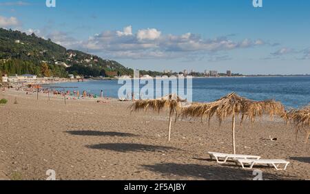 Vista da una spiaggia della città di Gagra, luglio di 2018, Abkhasia. Foto Stock