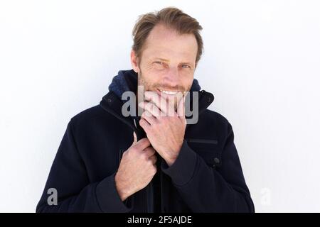 Ritratto di un bel vecchio uomo sorridente con giacca invernale Foto Stock