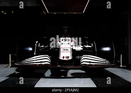 Sakhir, Italia. 25 Marzo 2021. 99 GIOVINAZZI Antonio (ita), Alfa Romeo Racing ORLEN C41, atmopshere garage, box, durante la Formula 1 Gulf Air Bahrain Grand Prix 2021 dal 26 al 28 marzo 2021 sul circuito Internazionale del Bahrain, a Sakhir, Bahrain - Photo Florent Gooden/DPPI/LiveMedia solo per l'utilizzo editoriale Credit: Independent Photo Agency/Alamy Live News Foto Stock