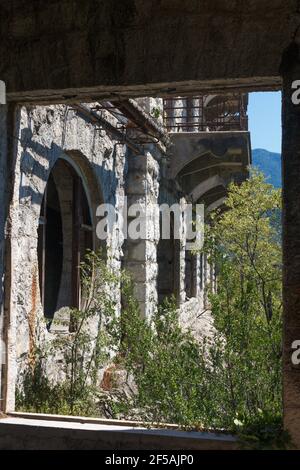 Le rovine del castello del duca Alessandro di Oldenburg, luglio di 2018 anni, Abkhazia, Gagra. Foto Stock