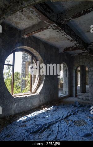 Le rovine del castello del duca Alessandro di Oldenburg, luglio di 2018 anni, Abkhazia, Gagra. Foto Stock