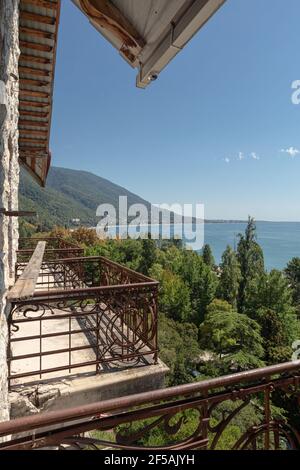 Le rovine del castello del duca Alessandro di Oldenburg, luglio di 2018 anni, Abkhazia, Gagra. Foto Stock