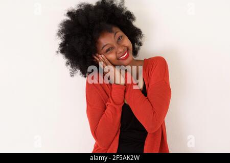 Ritratto di carina donna afroamericana sorridente con testa sopra mani Foto Stock