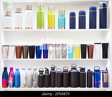Thermos colorato nella vetrina del negozio Foto Stock