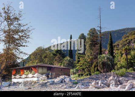 Il bar sulla spiaggia. Vista da una spiaggia della città di Gagra, luglio di 2018, Abkhasia. Foto Stock