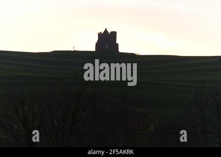 Abbazia di dorset silhouette contro il tramonto del pomeriggio, Foto Stock