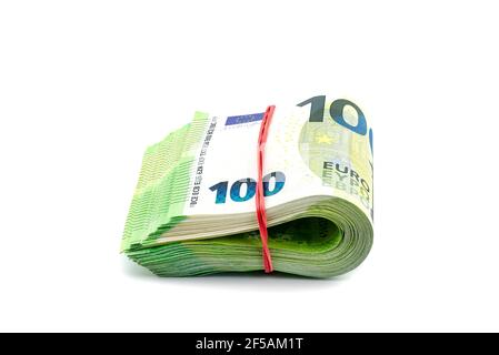 Macrofotografia della banconota DA 100 EURO dell'Unione europea, un fascio di banconote ripiegate a metà, isolate su sfondo bianco. Foto Stock