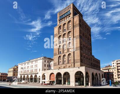 Brescia, Italia - 7 agosto 2016: Art Deco Torrione INA, il primo grattacielo in Italia in Piazza della Vittoria Foto Stock